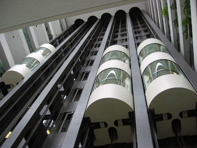 Tres ascensores modernos
